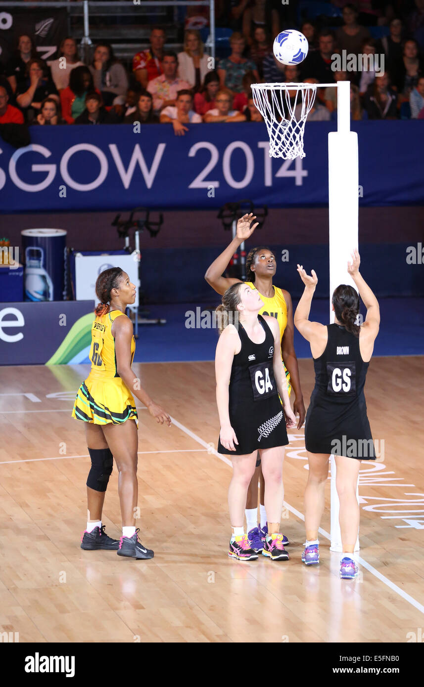 SECC, Glasgow, Schottland, Großbritannien, Mittwoch, Juli 2014. Der Neuseeländer GS Jodi Brown schießt bei den Commonwealth Games in Glasgow 2014 für das Tor in seiner Gruppe EIN vorbereitliches Netball-Spiel gegen Jamaika Stockfoto