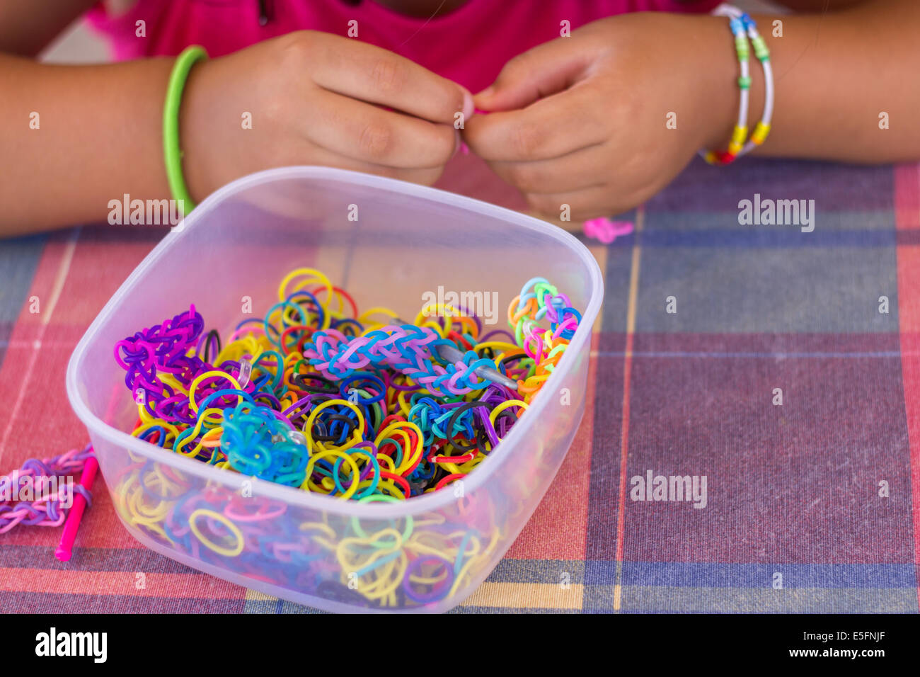 "loom Bands" Hobby-Container viele Farben bunte Hände machen Armband Kind Mädchen Nahaufnahme Stockfoto