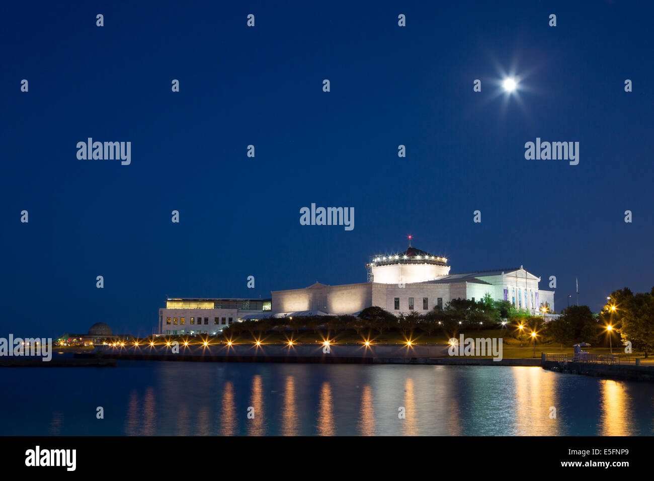 Shedd Aquariuam und Adler Planetarium in der Abenddämmerung über dem Wasser in Chicago, Illinois, USA Stockfoto