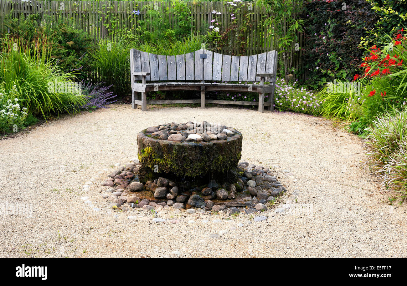 Ein Wasserspiel in einer ruhigen Ecke des Helmsley ummauerten Garten Stockfoto