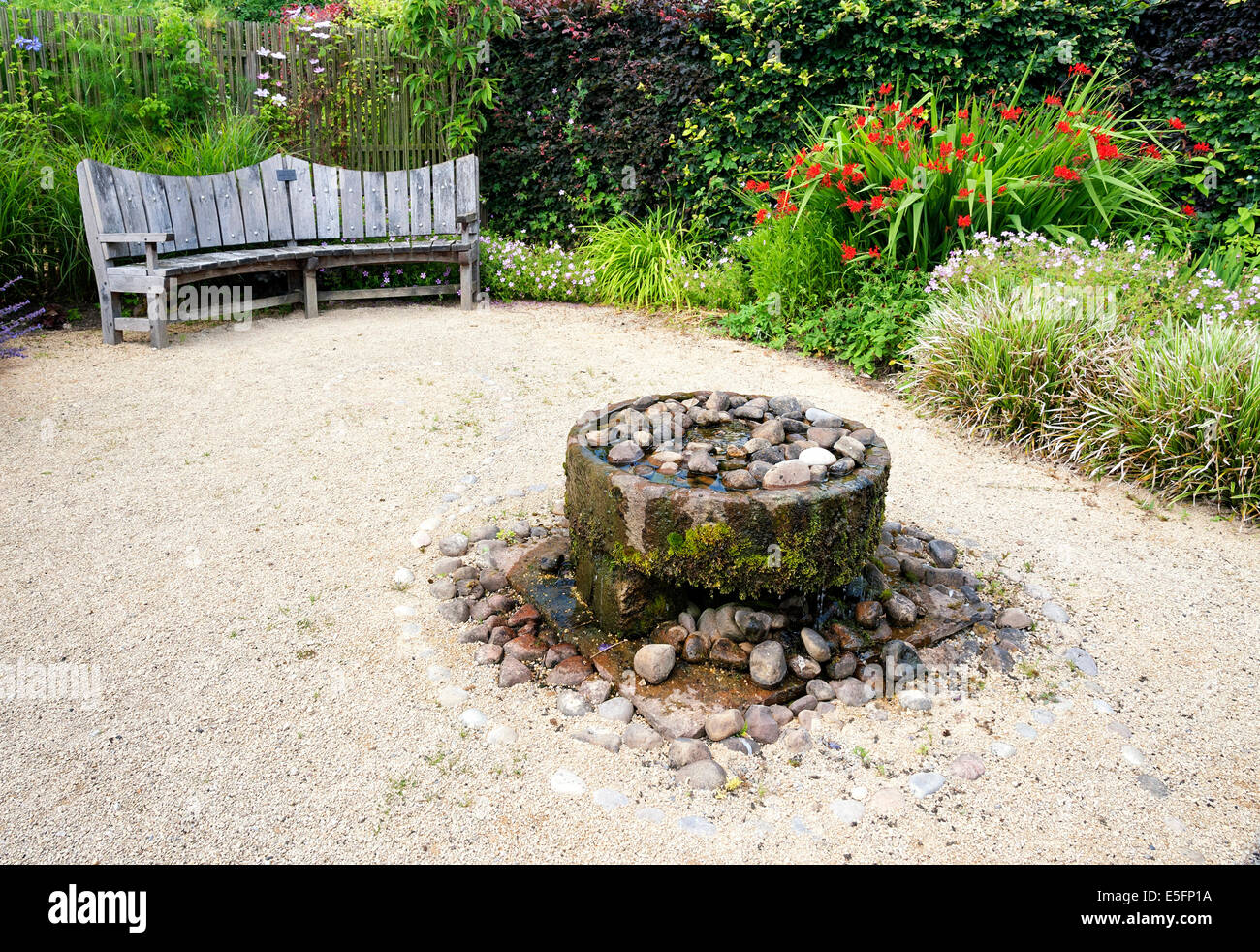 Ein Wasserspiel in einer ruhigen Ecke des Helmsley ummauerten Garten Stockfoto