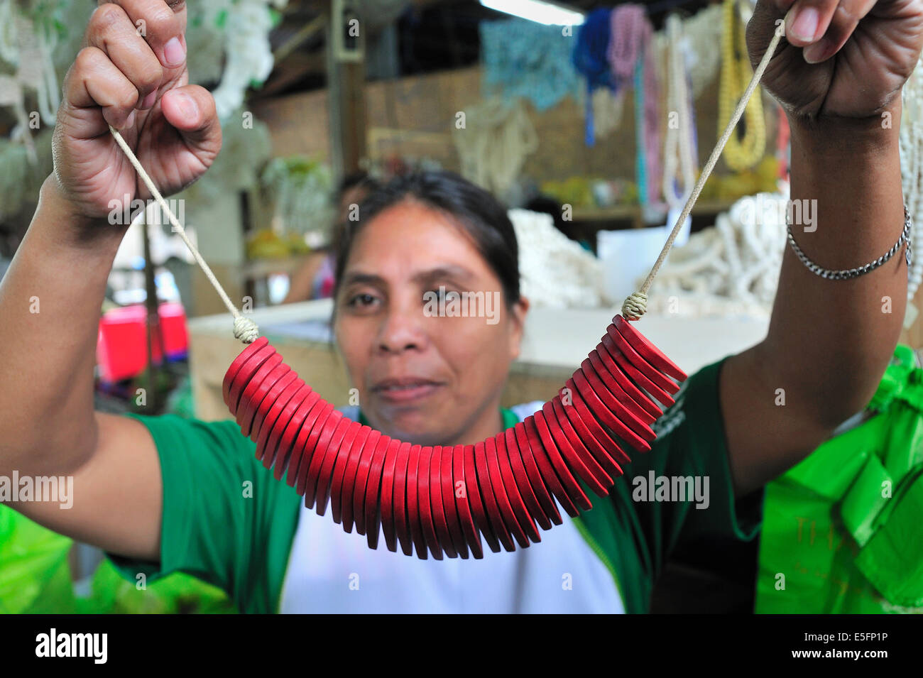 Filipina Mode Schmuck Arbeiter Cebu City Philippinen Stockfoto