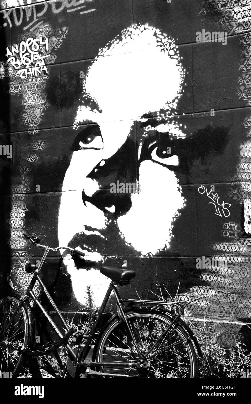 Schwarz / weiß Bild, Fahrrad gelehnt gegen Wall-street-Art anzeigen Stockfoto