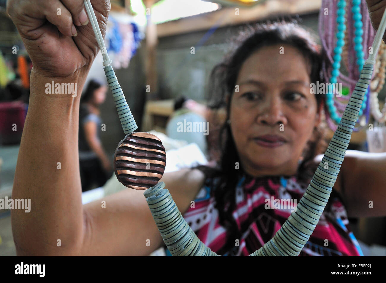 Filipina Mode Schmuck Arbeiter Cebu City Philippinen Stockfoto