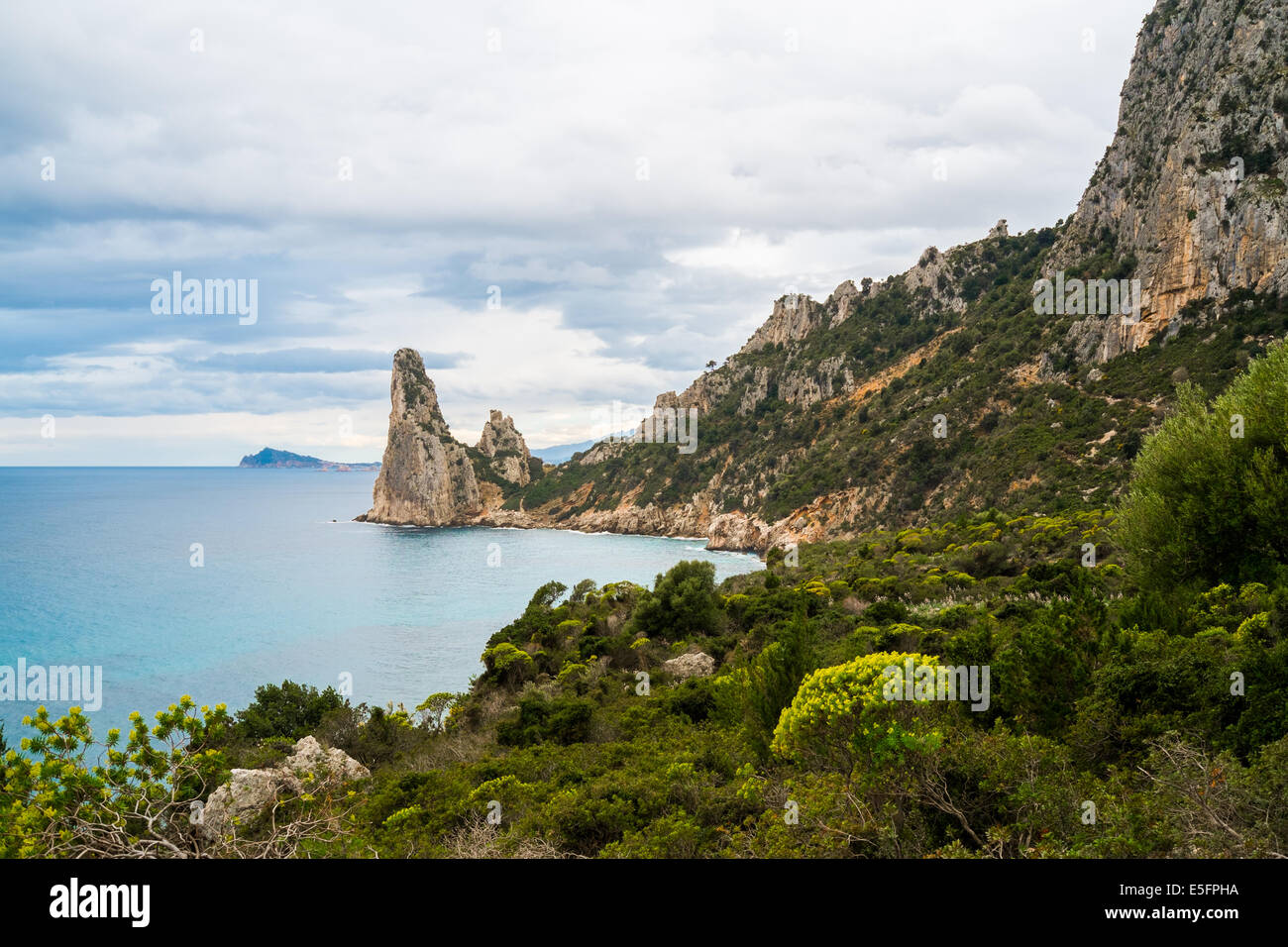 Pedra Longa und wilde Küste von Baunei, Sardinien, Italien Stockfoto