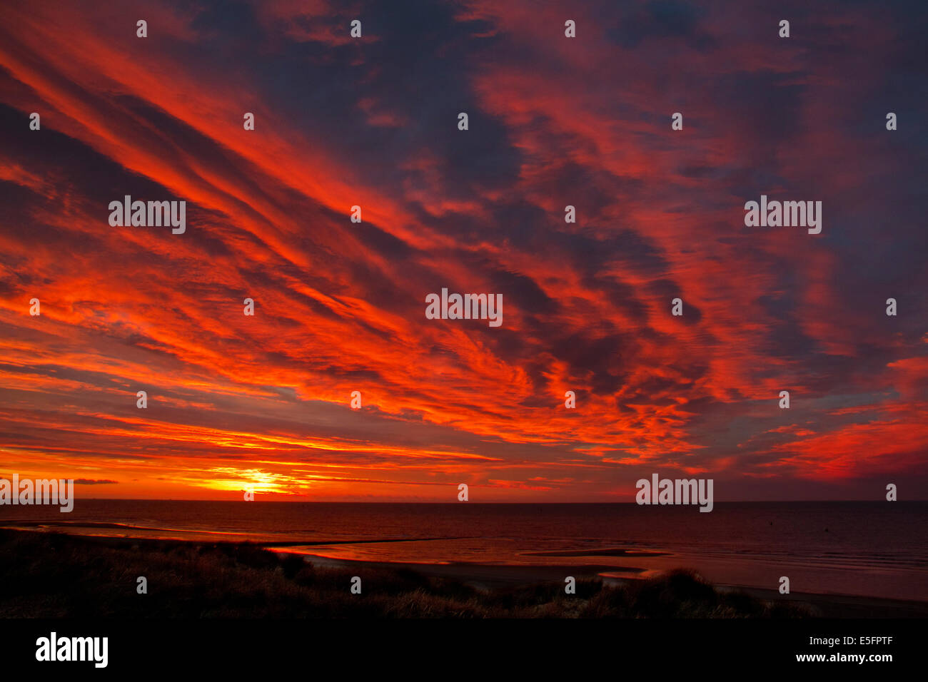 Sonnenuntergang über Meer, Orange und rote Wolken Stockfoto