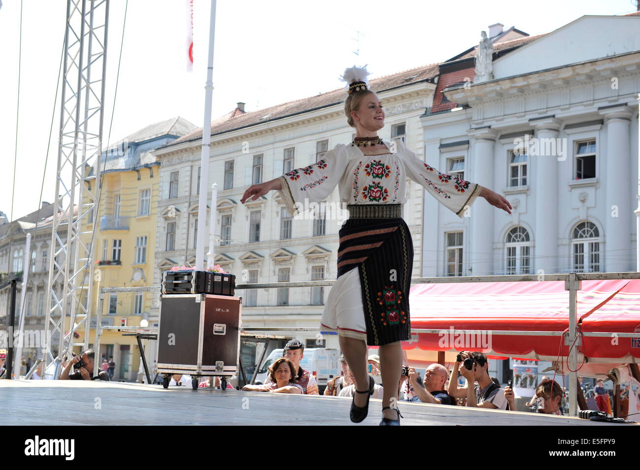 Folk-Gruppe Edmonton, Ukrainische Tänzer Viter aus Kanada während der 48. internationalen Folklore-Festival im Zentrum von Zagreb Stockfoto