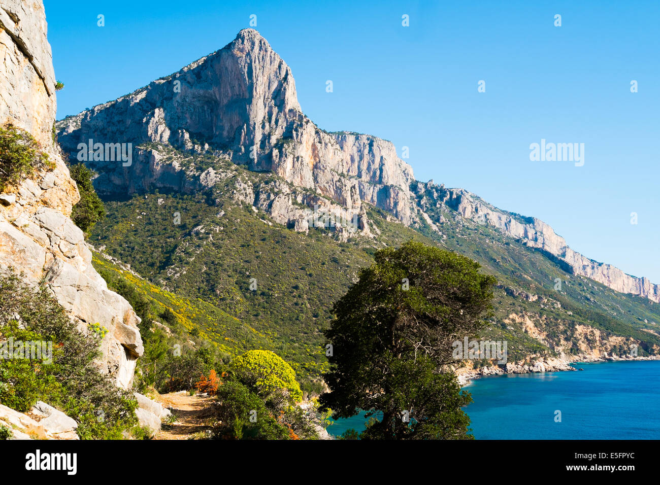 Wandern entlang der Küste Form Pedra Longa, Baunei, Sardinien, Italien Stockfoto