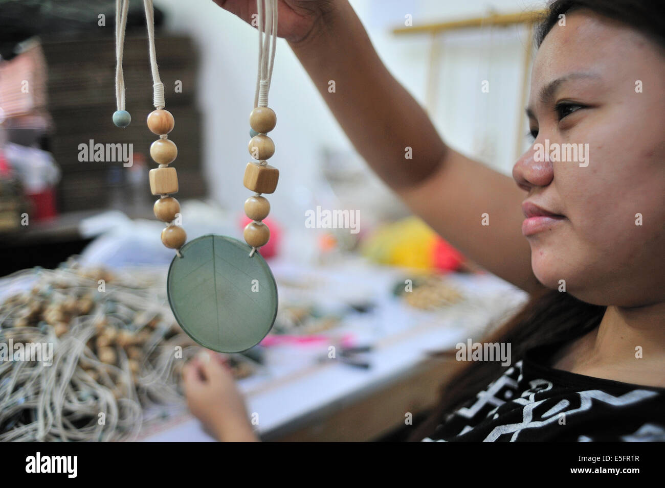 Filipina Mode Schmuck Arbeiter Cebu City Philippinen Stockfoto