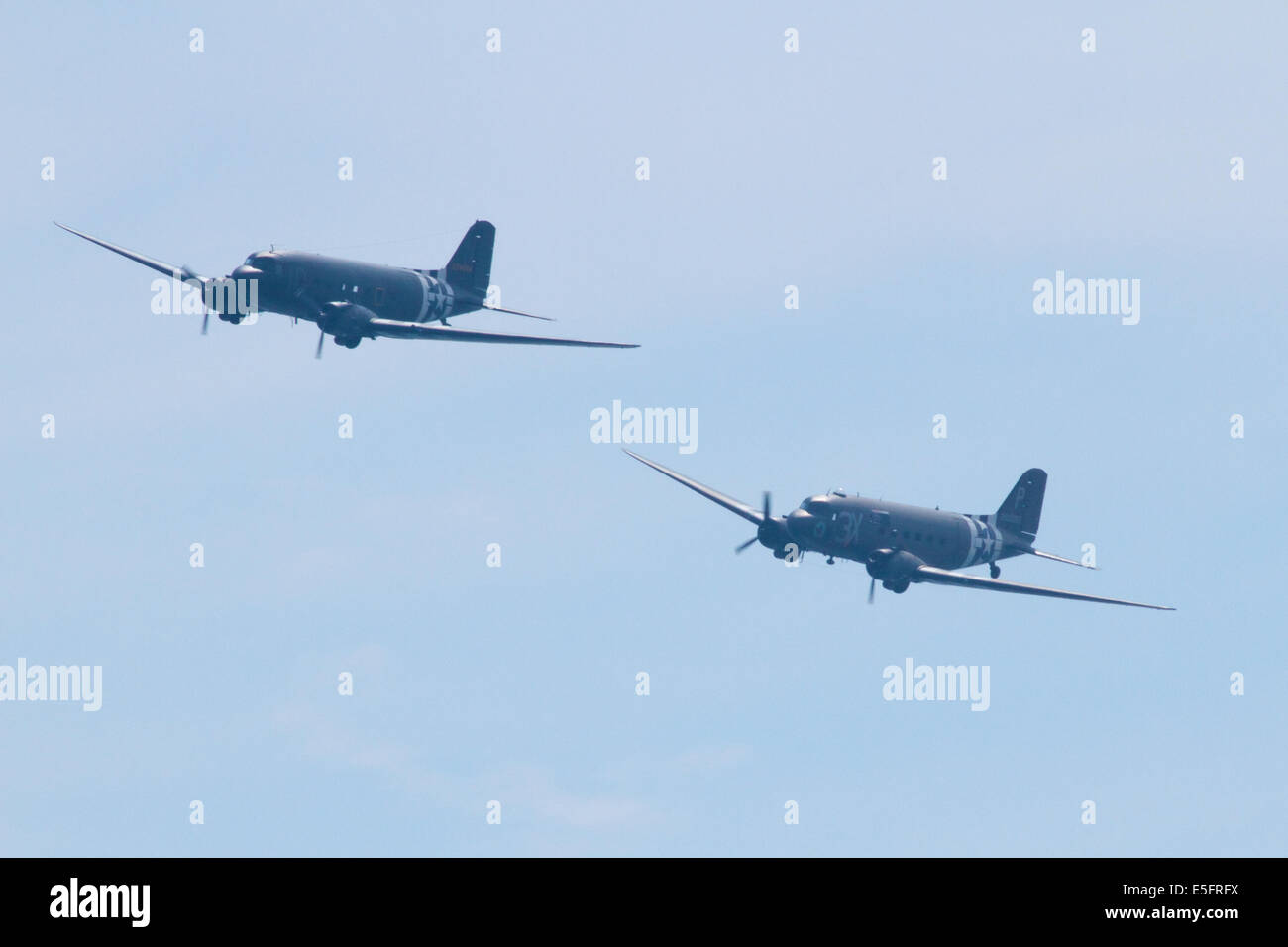 Dakota c-47 Weltkrieg zwei Flugzeuge fliegen in Sunderland Airshow Stockfoto