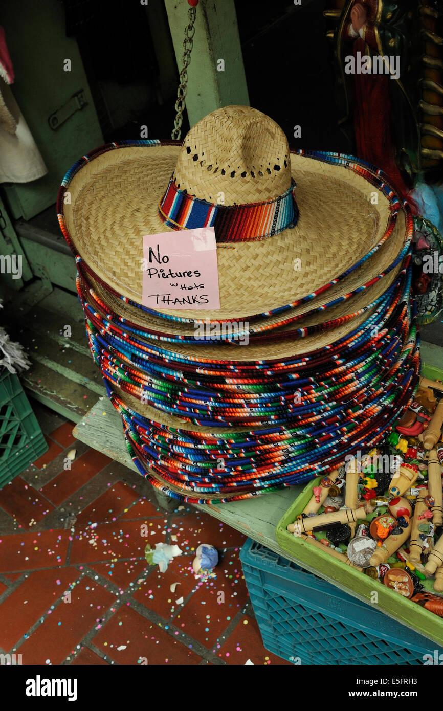 Mexikanische Stroh Sombreros mit Schild Sperrung wird fotografiert, die Hüte zu tragen. Stockfoto
