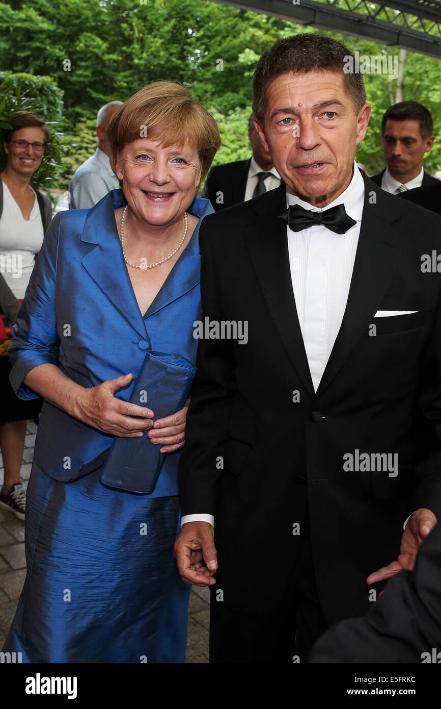 Bayreuth, Deutschland. 30. Juli 2014. Deutsche Bundeskanzlerin Angela Merkel (CDU) und ihr Ehemann Joachim Sauer ankommen für die Wagner-Oper "Siegfried" bei den Bayreuther Festspielen in Bayreuth, Deutschland, 30. Juli 2014. Foto: David Ebener/Dpa/Alamy Live News Stockfoto