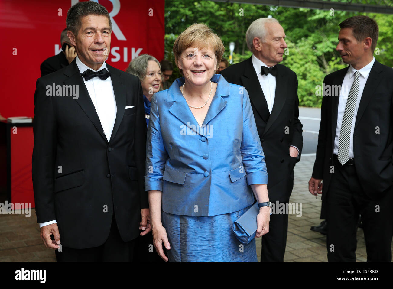 Bayreuth, Deutschland. 30. Juli 2014. Deutsche Bundeskanzlerin Angela Merkel (CDU), ihr Ehemann Joachim Sauer, seinen Sohn Daniel Sauer (R) und Klaus von Dohnanyi (2-R), ehemaliger erster Bürgermeister von Hamburg, kommen für die Wagner-Oper "Siegfried" bei den Bayreuther Festspielen in Bayreuth, Deutschland, 30. Juli 2014. Foto: David Ebener/Dpa/Alamy Live News Stockfoto