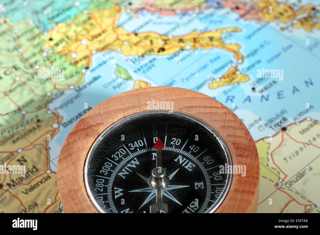 Kompass auf einer Karte zeigen in Italien auf dem Hintergrund und planen eine Reise Wert Stockfoto