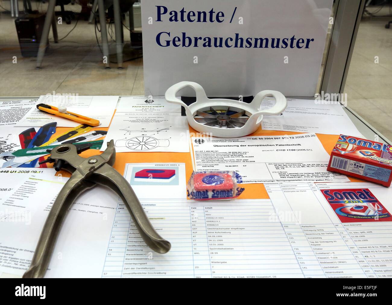 Berlin, Deutschland. 30. Juli 2014. Patentierte Elemente werden auf Patentschriften im Patentamt in Berlin, Deutschland, 30. Juli 2014 angezeigt. Die Stiftung Technologiestiftung Berlin bestellt eine Analyse der patent Register von 1993 bis 2013 weltweit und erstellt eine patent Karte von Erfindungen aus Berlin. Foto: Wolfgang Kumm/Dpa/Alamy Live News Stockfoto