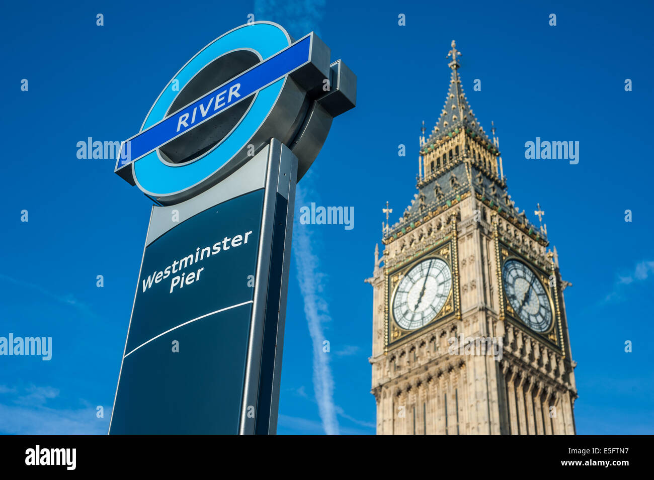 Zeichen von Westminster Pier Fähren Stop auf der Themse in London, UK. Auf dem Hintergrund der Big Ben-Turm. Stockfoto