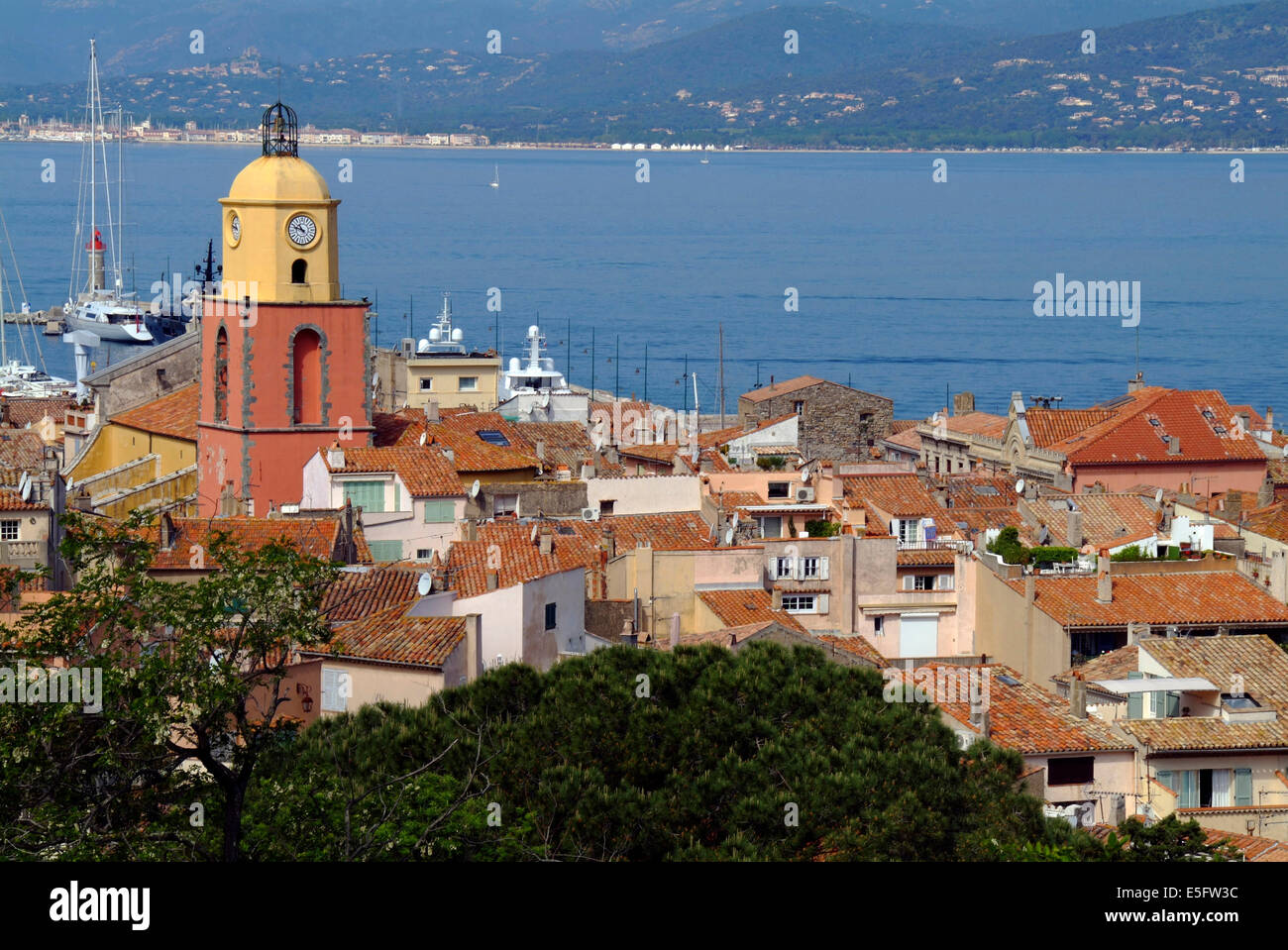Blick auf Saint-Tropez mit Bucht und Glockenturm - Cote d ' Azur Provence Frankreich Stockfoto