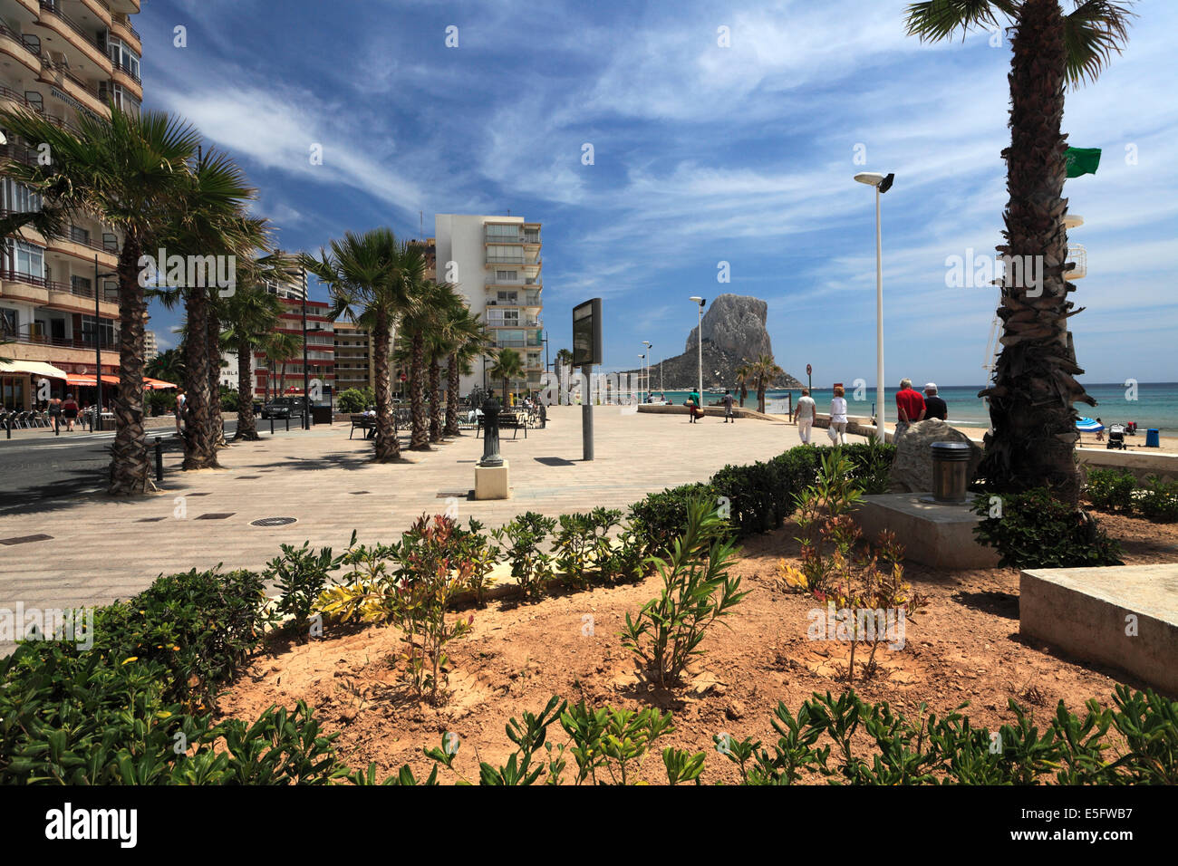 Promenade und Strandblick mit Penon de Ifach Rock, Küstenstadt von Calpe, Mittelmeer, Costa Blanca, Spanien, Europa. Stockfoto