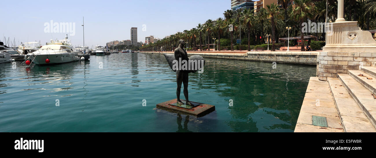 Skulptur von Esperanza dOrs, Rückkehr der "Ikarus" mit Surfbrett, Hafen von Alicante Stadt, Hauptstadt der Region Valencia, Spanien, Stockfoto