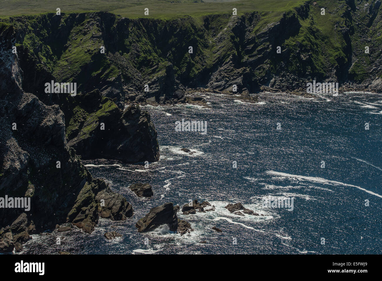 Blick von oben auf den Felsen am Hermaness, Unst, Shetland Insel Landschaft. Stockfoto