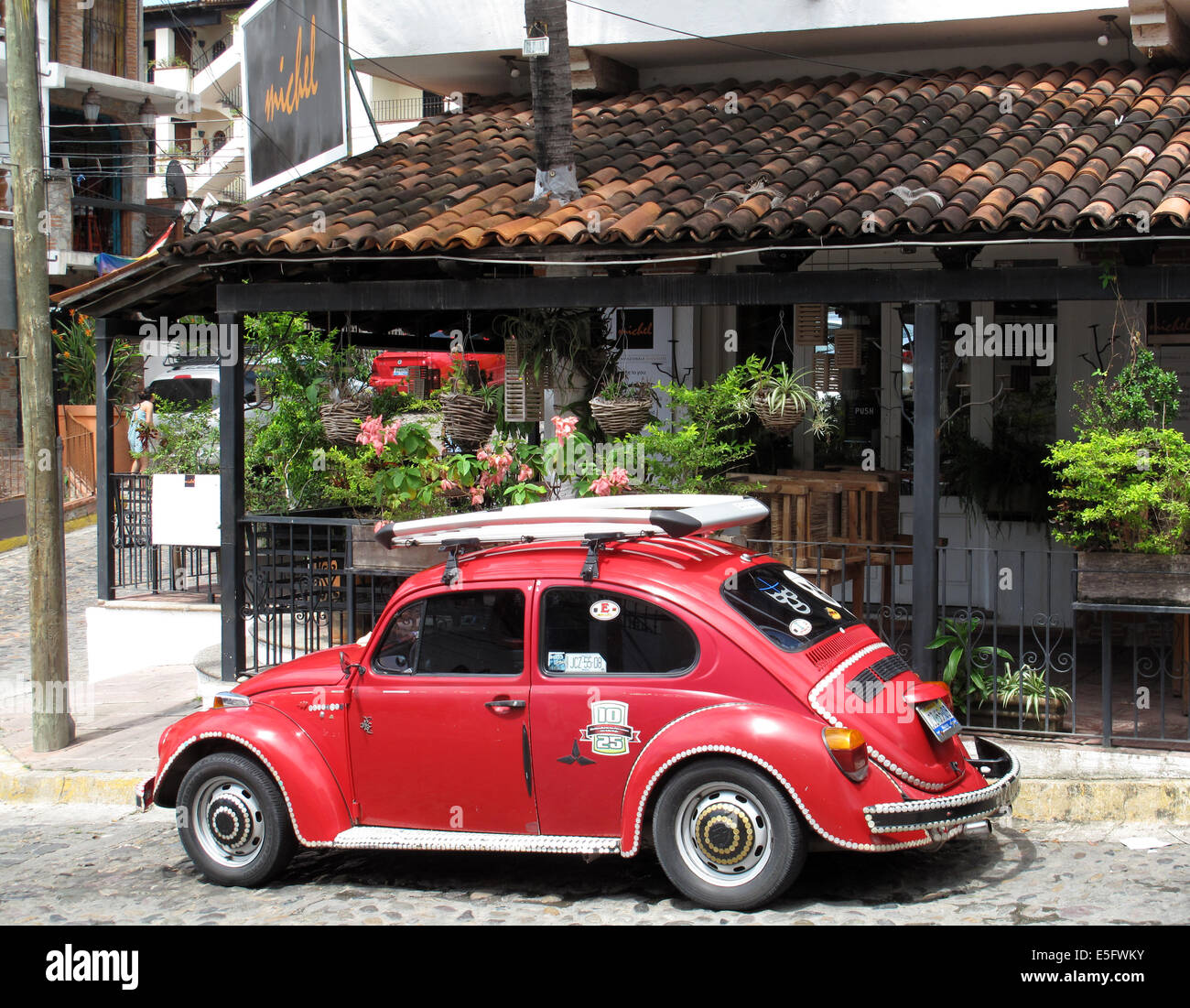 Rote original VW Käfer Käfer parkte vor Haus in Puerto Vallarta, Mexiko. Stockfoto