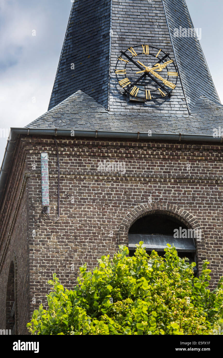 Getarnte Antenne mit Ziegelsteinmuster von Basisstation für die Mobiltelefonie auf Kirchturm Stockfoto