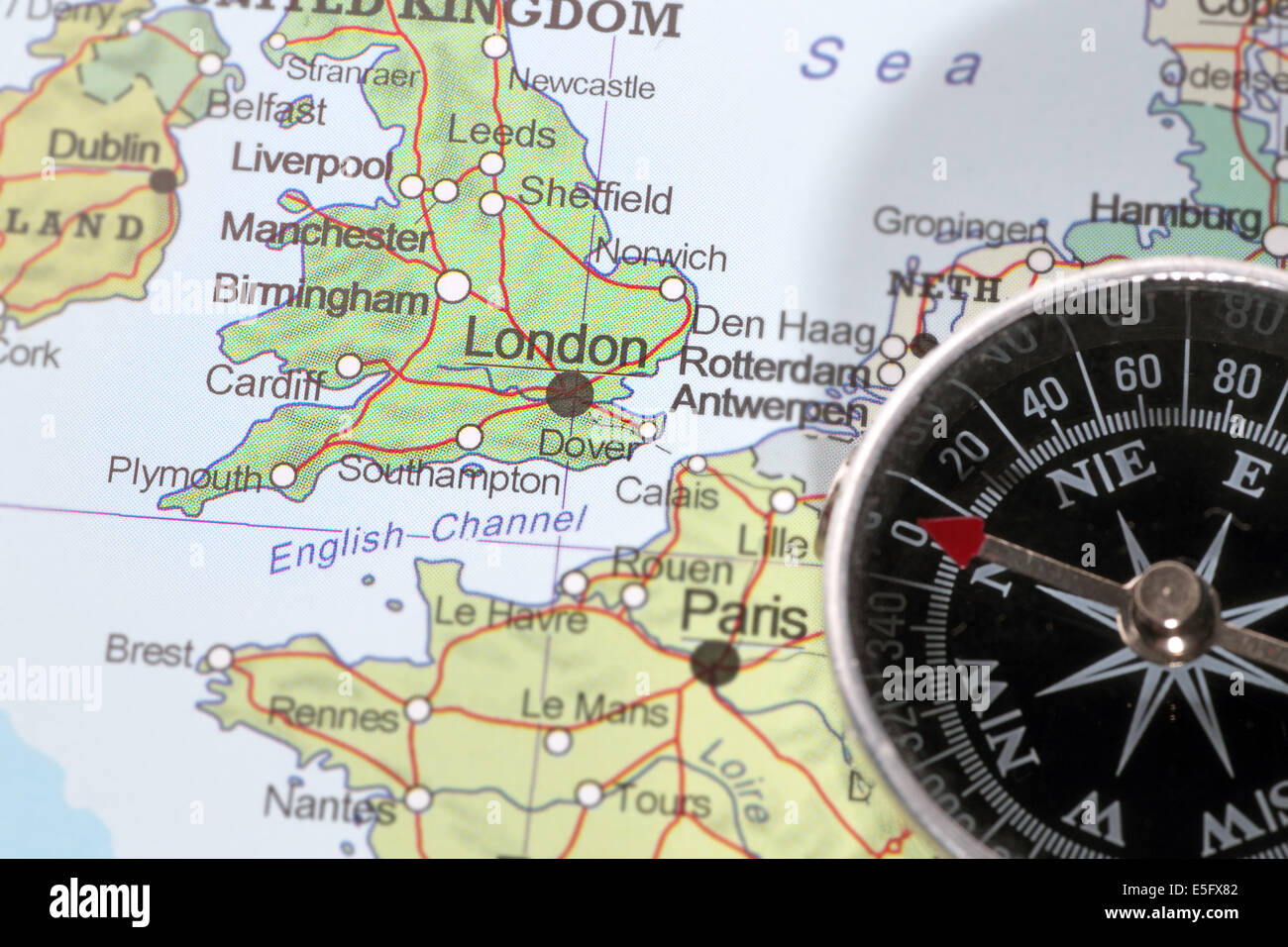 Kompass auf einer Karte zeigen bei United Kindom und planen eine Reise mit Ziel London Stockfoto