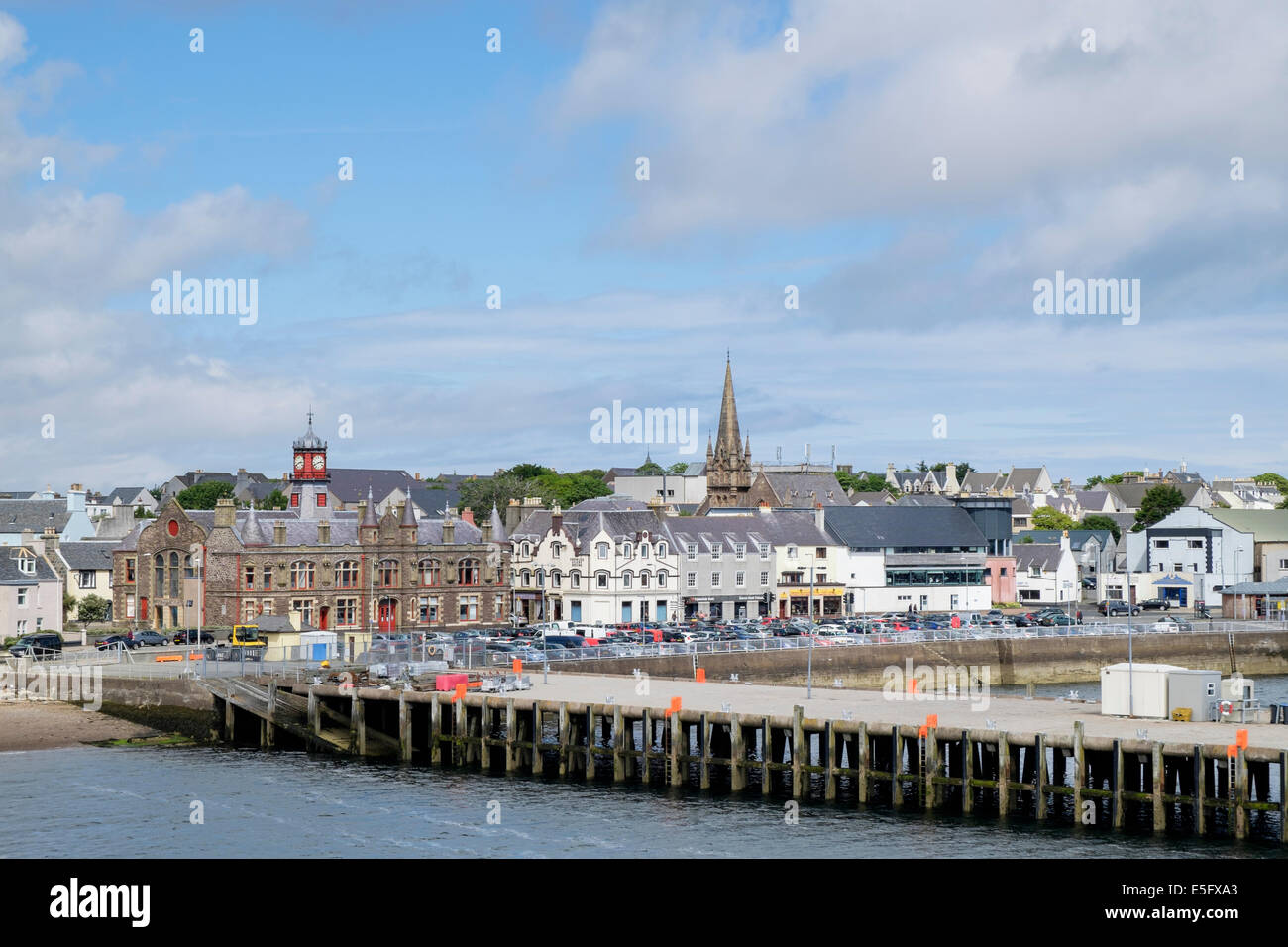Offshore-Blick zurück zum Rathaus am Ufer vom Hafen in Stornoway Isle of Lewis äußeren Hebriden Western Isles Scotland UK Stockfoto