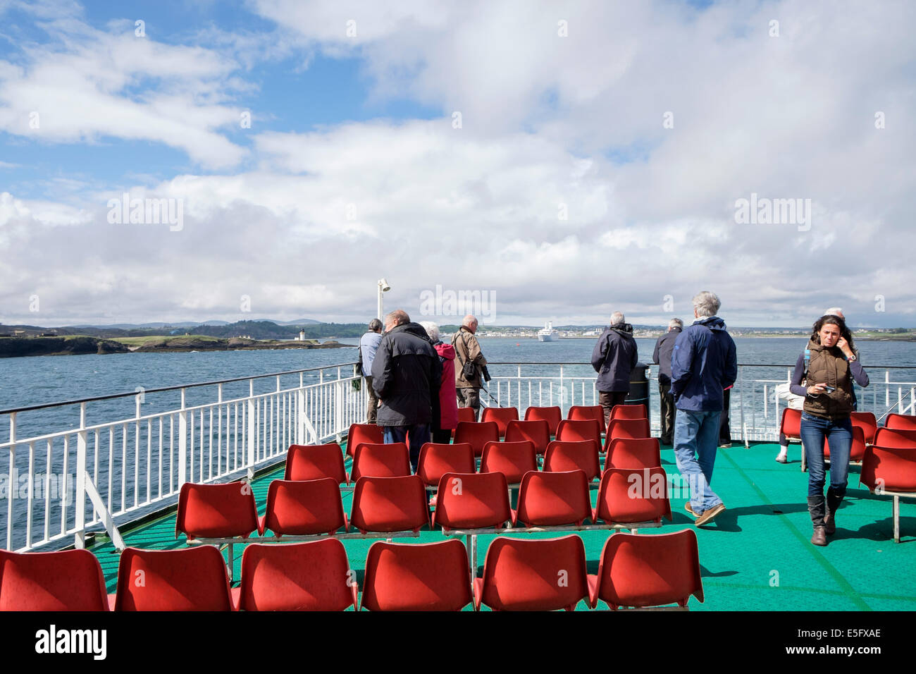 Passagiere auf Caledonian MacBrayne Calmac Fähre Upper Deck Segeln nach Ullapool von Stornoway Insel Lewis Äußere Hebriden Schottland Großbritannien Stockfoto