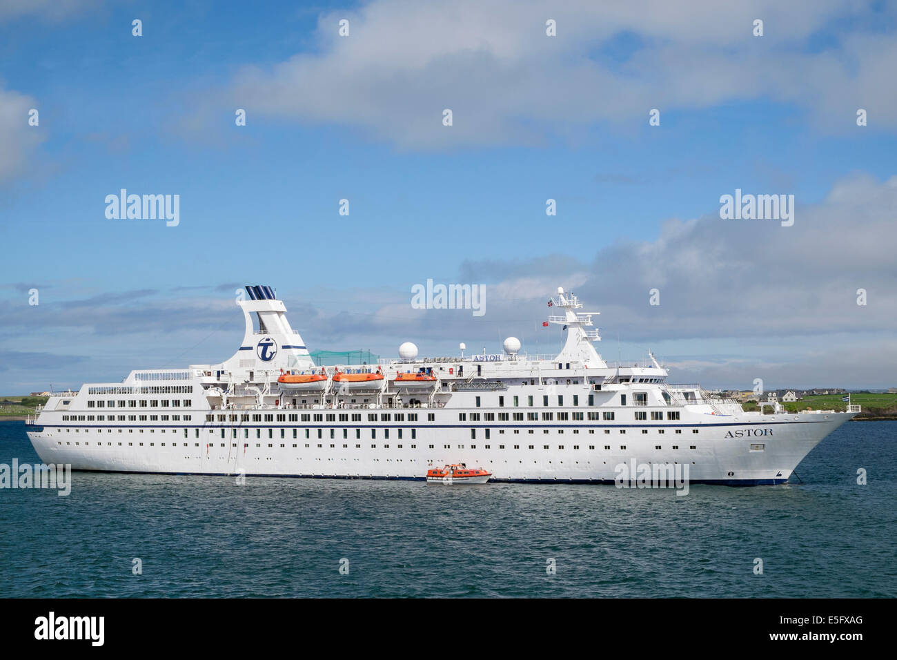 Großes Kreuzfahrtschiff MS Astor, das vor dem Ufer im Außenhafen von Stornoway, Insel Lewis Outer Hebrides Western Isles Scotland UK, vor Anker ging Stockfoto