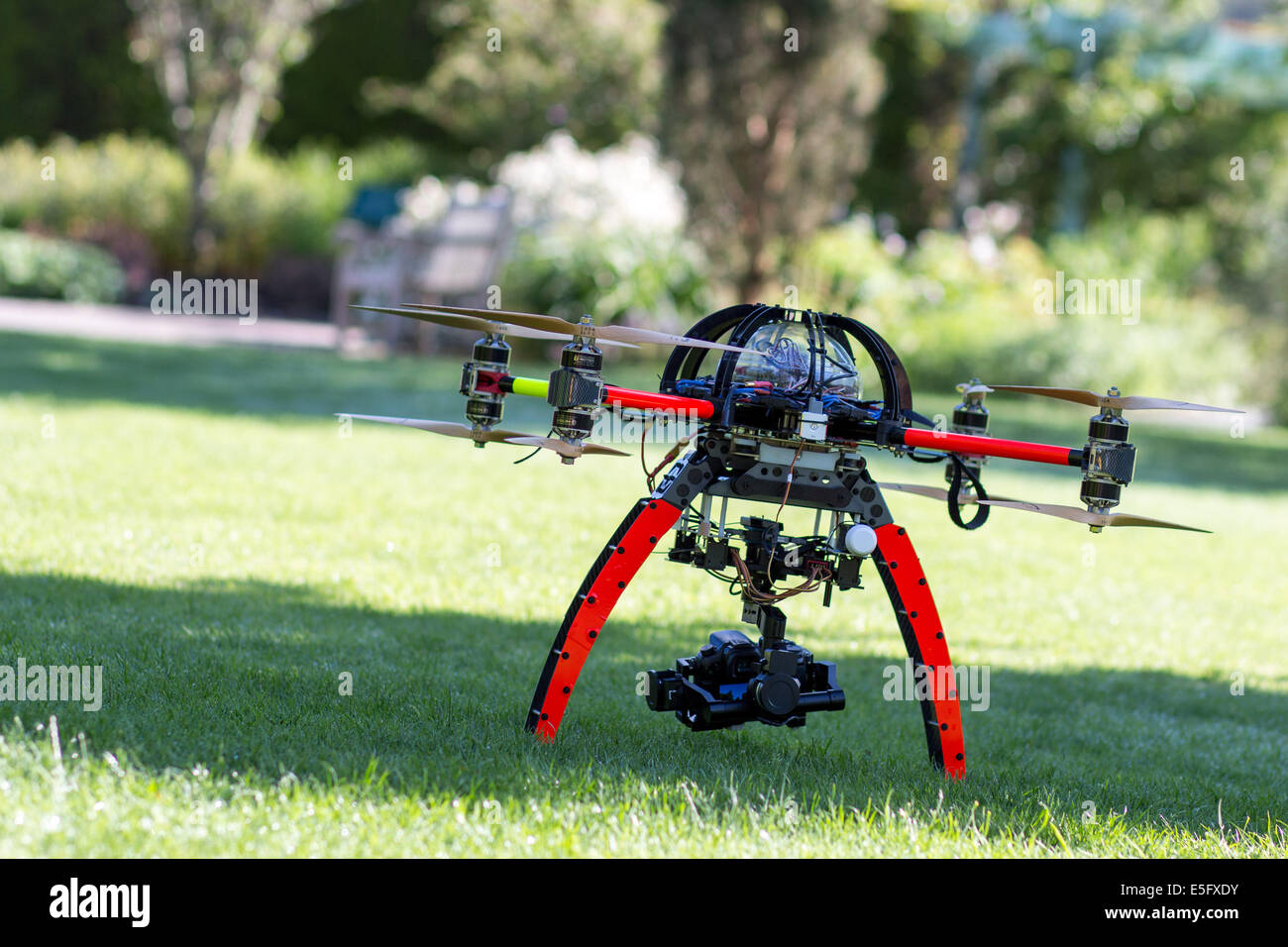 Eine Drohne oder unbemannte Flugzeuge warten auf Start Stockfoto