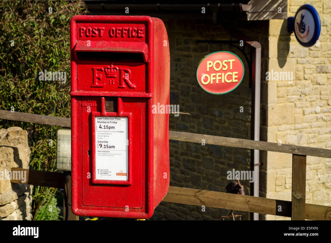 Kleine rote Post Bax und Postamt in Oakridge Lynch, Gloucestershire, UK Stockfoto