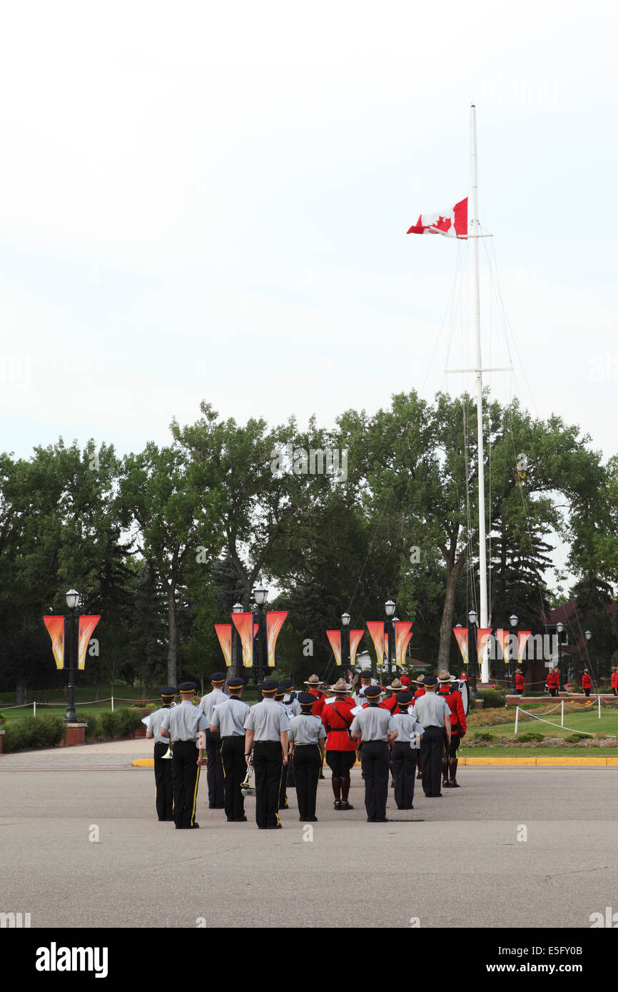 Flagge Absenkung während der Sunset Retreat Zeremonie an der königlichen kanadischen montiert Polizei Depot in Regina, Saskatchewan, Kanada Stockfoto