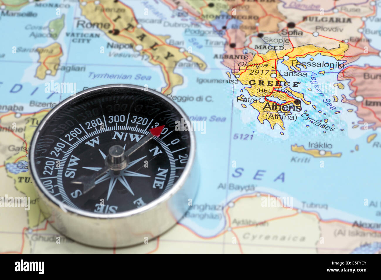 Kompass auf einer Karte zeigt auf Griechenland, planen eine Reise Wert Stockfoto