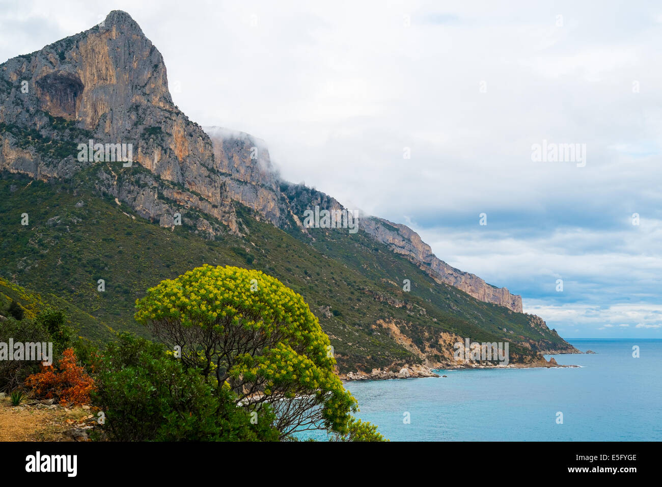 Wandern entlang der Küste Form Pedra Longa, Baunei, Sardinien, Italien Stockfoto
