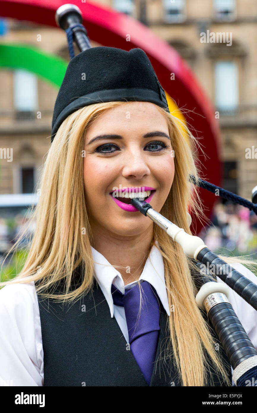 Kristina MacDonald, 18 Jahre alt, aus Glasgow, der Dudelsack der Glasgow Commonwealth Hinweistafel in Glasgow Stockfoto