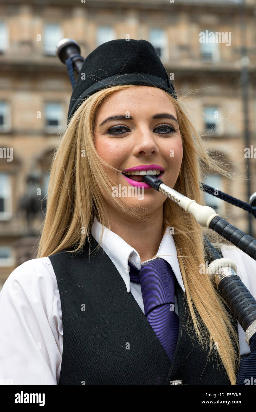 Kristina MacDonald, 18 Jahre alt, aus Glasgow, der Dudelsack der Glasgow Commonwealth Hinweistafel in Glasgow Stockfoto