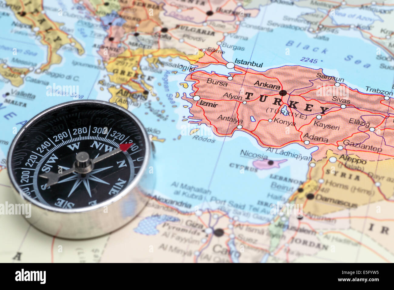 Kompass auf einer Karte zeigt auf Türkei, planen eine Reise Wert Stockfoto
