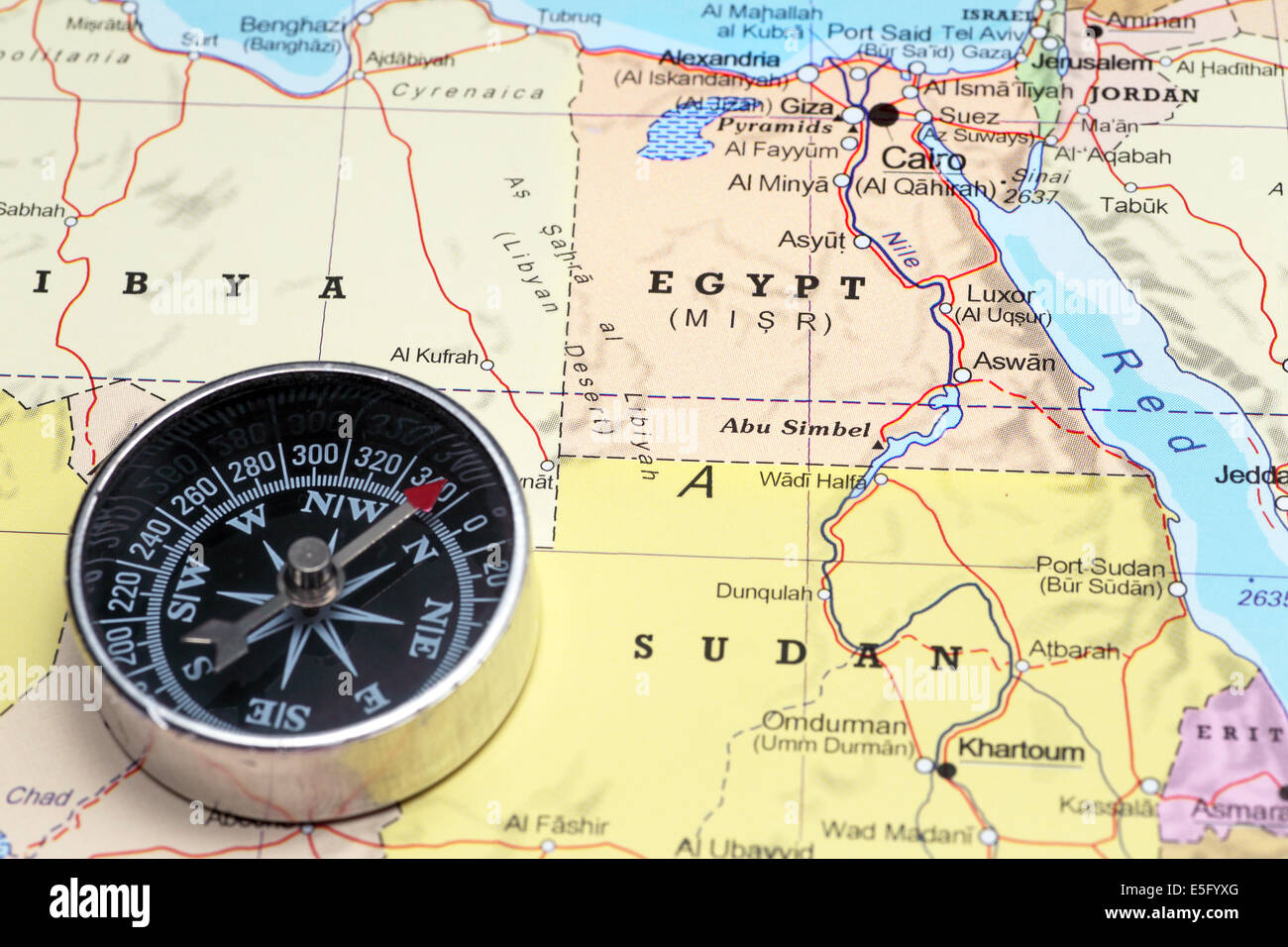 Kompass auf einer Karte zeigt auf Ägypten, planen eine Reise Wert Stockfoto