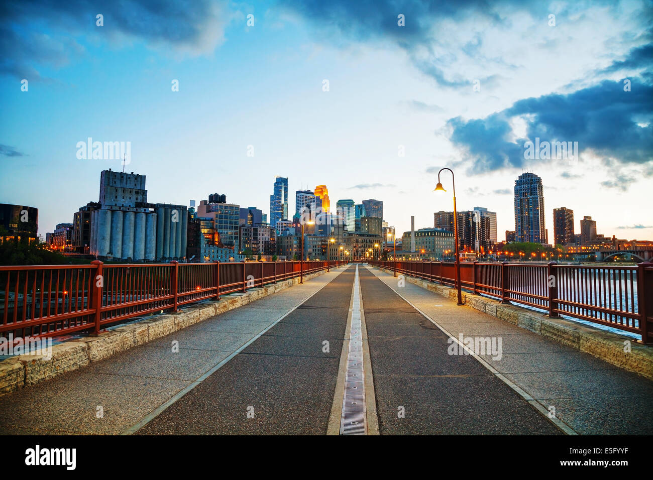 Die Innenstadt von Minneapolis, Minnesota in der Nacht von den berühmten Steinbogenbrücke aus gesehen Stockfoto