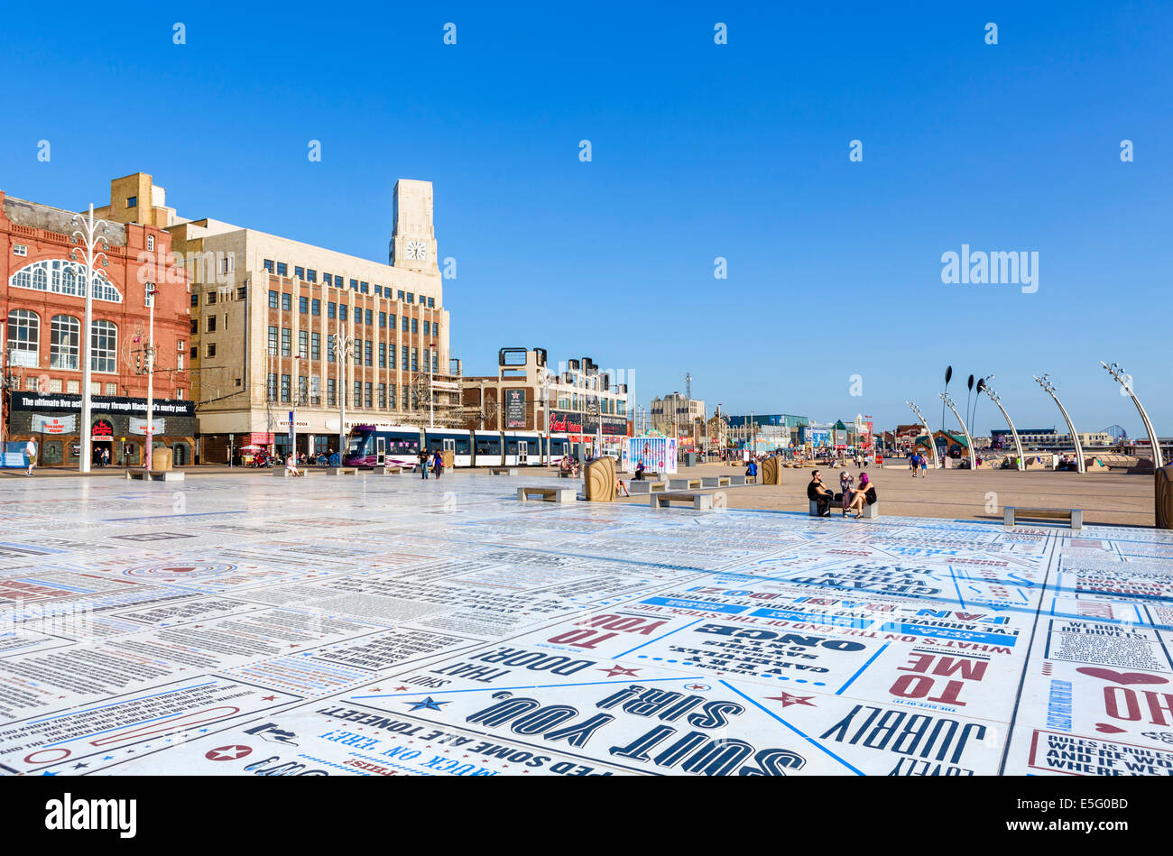 Die Comedy-Teppich angezeigt Komiker Schlagworte auf Promenade außerhalb der Blackpool Tower, The Golden Mile, Blackpool, Lancs, UK Stockfoto