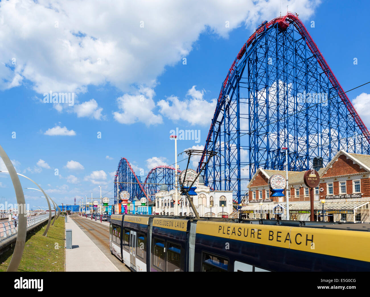 Straßenbahn auf der Promenade vor dem Big One Achterbahn an der Pleasure Beach Amusement Park, Blackpool, Lancashire, UK Stockfoto