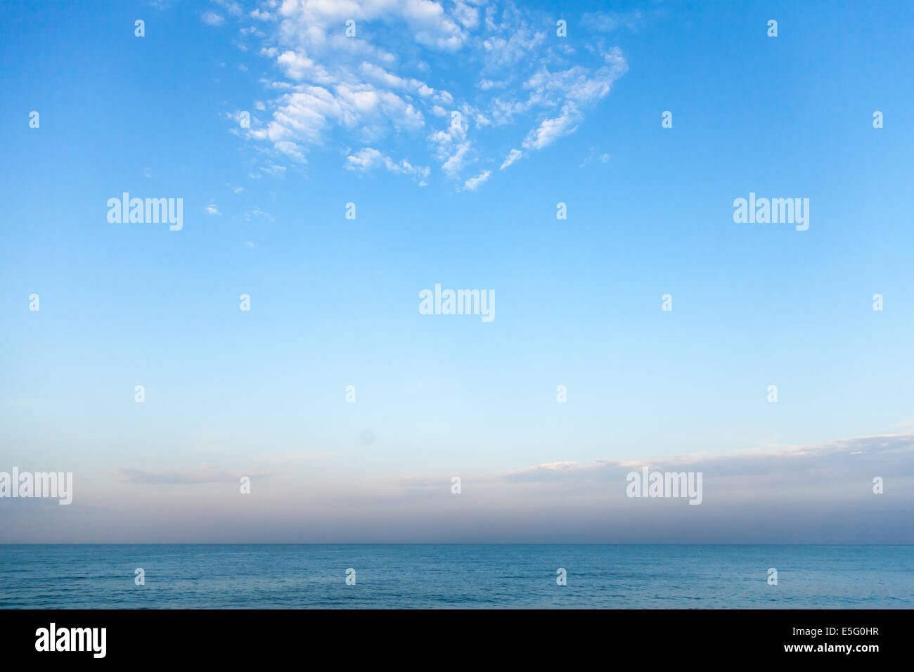 Natürlicher blauer Himmel mit Wolken über dem Meerwasser Stockfoto