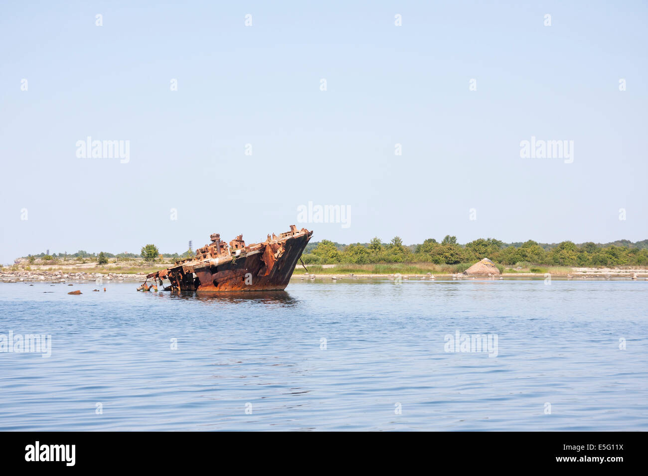 Alten rostigen Schiffswrack im Meer Stockfoto