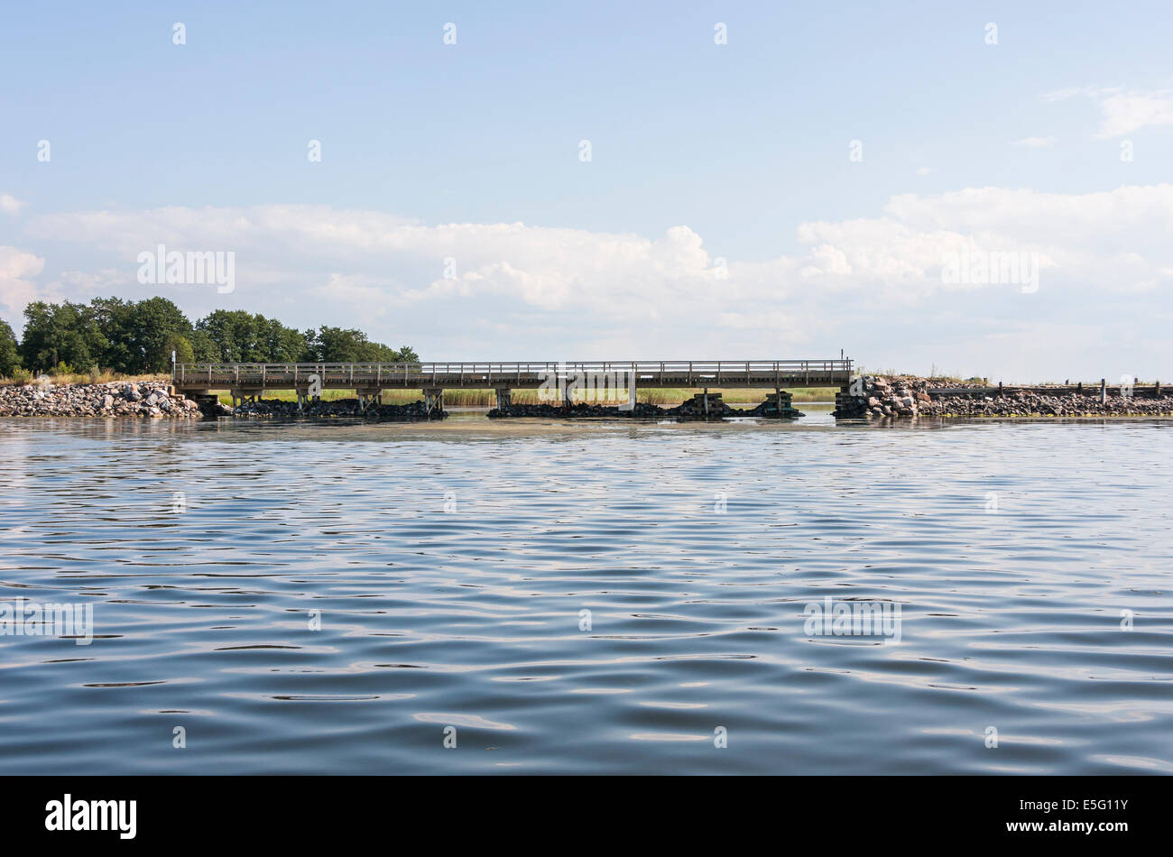 Holz Brücke über dem Wasser verbinden zwei kleine Inseln Stockfoto