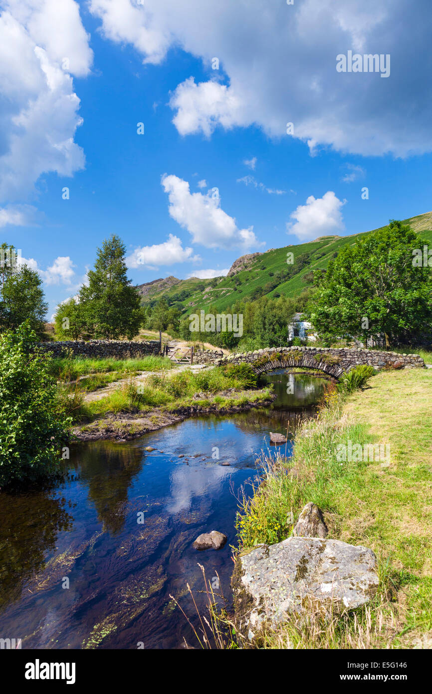 Biridge über Watendlath Beck bei Watendlath Tarn, Borrowdale, Lake District, Cumbria, UK Stockfoto