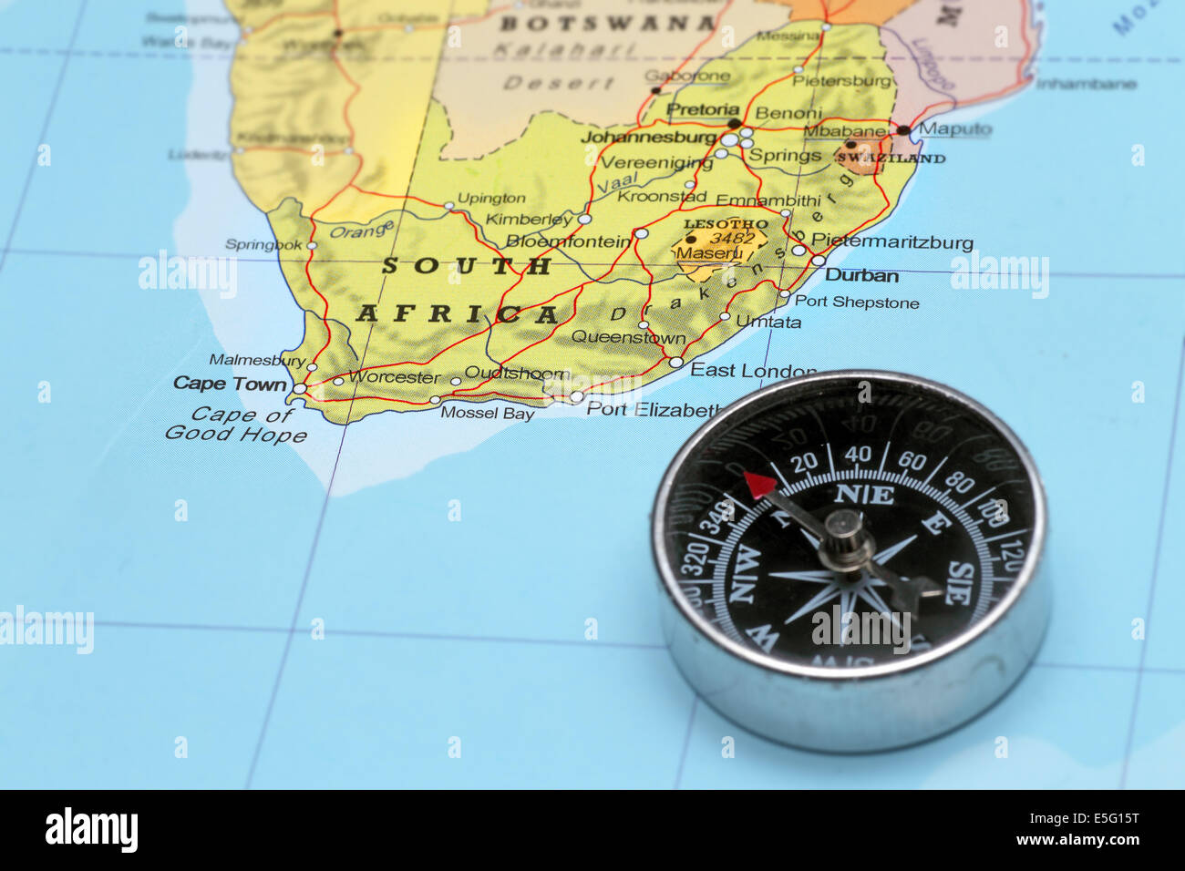 Kompass auf einer Karte auf Südafrika gerichtet und planen eine Reise Wert Stockfoto