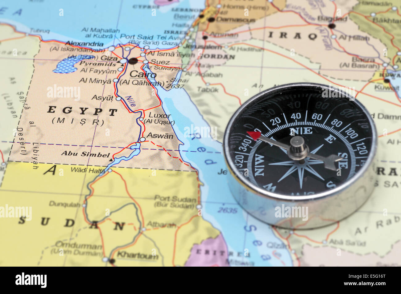 Kompass auf einer Karte zeigt auf Ägypten, planen eine Reise Wert Stockfoto