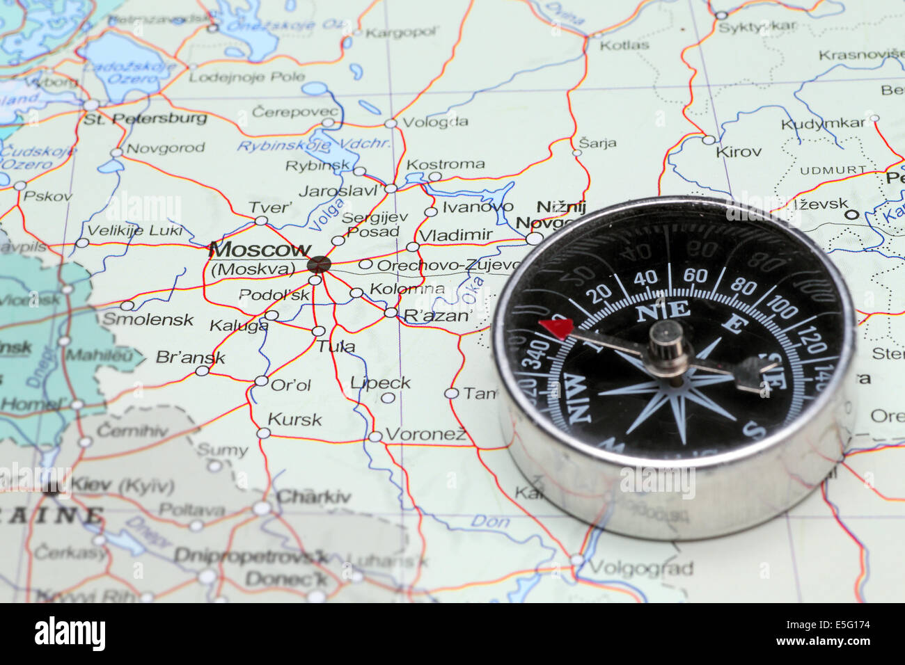 Kompass auf einer Karte zeigt auf Russland und planen eine Reise mit Ziel Moskau Stockfoto