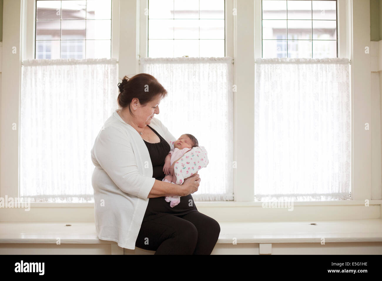 Großmutter mit Neugeborenen Enkelin (0-1 Monat) Stockfoto